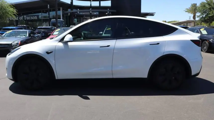 2025 Tesla Model Y 7SAYGDED6SF220929
