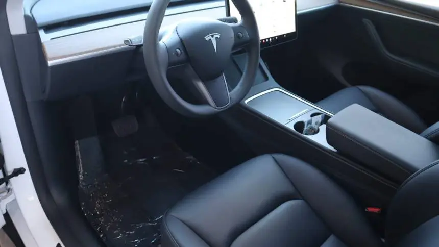 2025 Tesla Model Y 7SAYGDED6SF220929