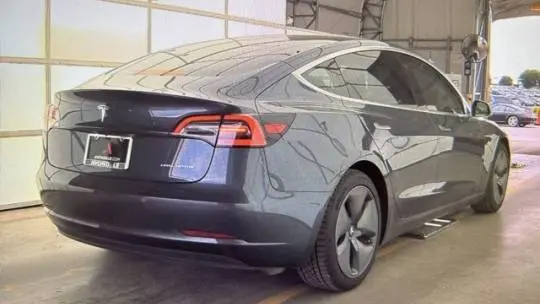 2018 Tesla Model 3 5YJ3E1EB8JF065986