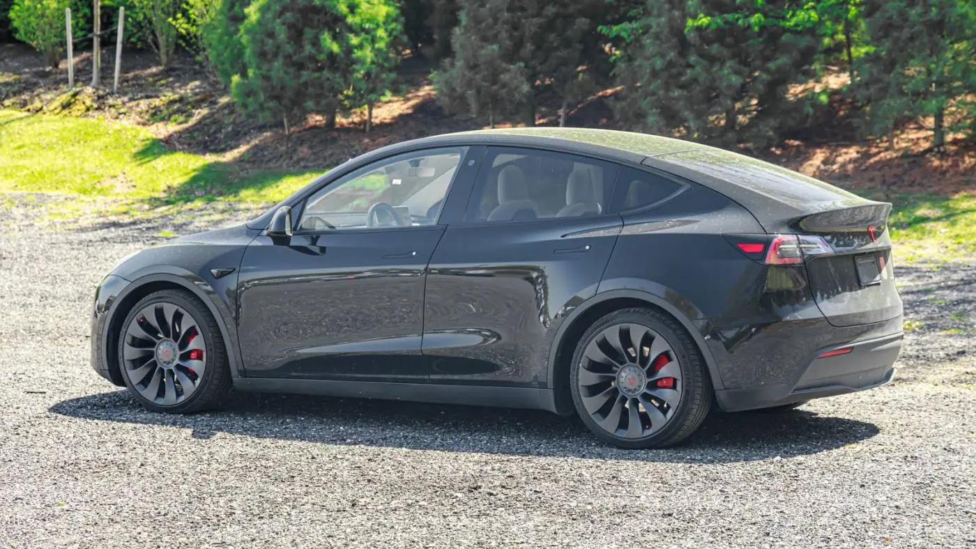 2022 Tesla Model Y 7SAYGDEF4NF537257