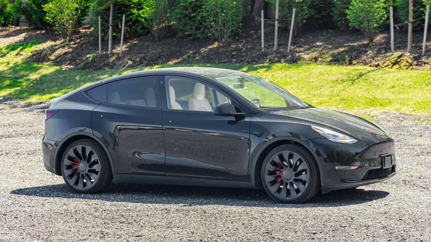 2022 Tesla Model Y 7SAYGDEF4NF537257