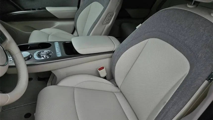 2025 Genesis GV60 KMUKB4SA7SU025311