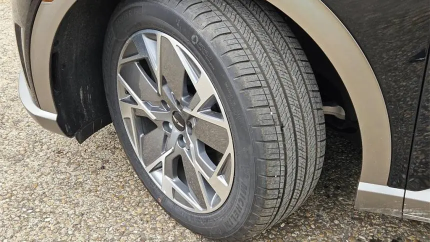2025 Genesis GV60 KMUKB4SA7SU025311
