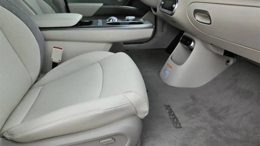 2025 Genesis GV60 KMUKB4SA7SU025311