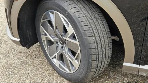 2025 Genesis GV60 KMUKB4SA7SU025311