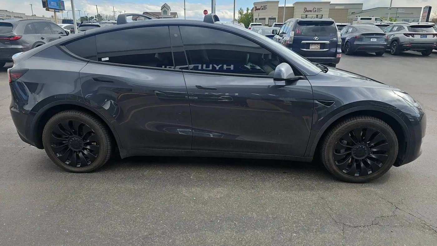 2020 Tesla Model Y 5YJYGDEE0LF052048