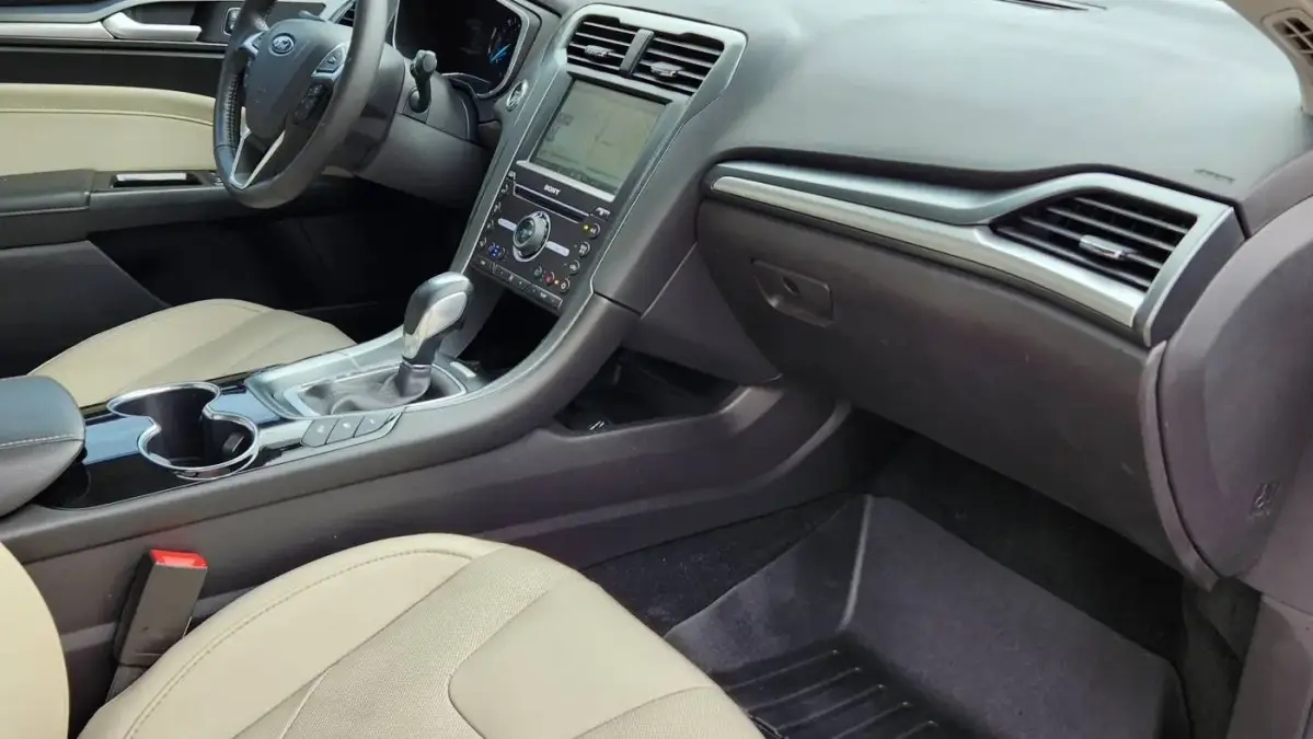 2016 Ford Fusion Energi - Images - 13