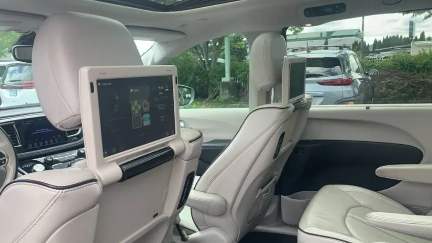 2018 Chrysler Pacifica 2C4RC1N72JR365345