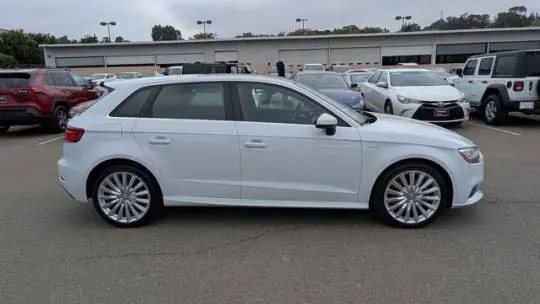 2017 Audi A3 Sportback e-tron WAUTPBFF4HA141186