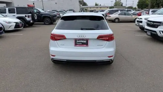 2017 Audi A3 Sportback e-tron WAUTPBFF4HA141186