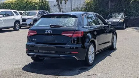 2017 Audi A3 Sportback e-tron WAUTPBFF7HA059422