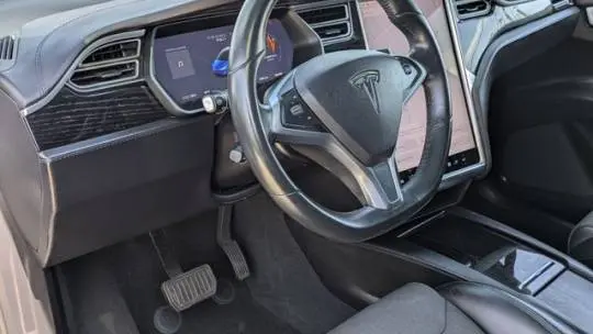 2018 Tesla Model X 5YJXCDE27JF090614