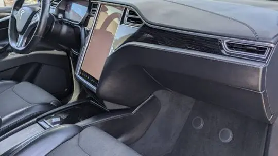 2018 Tesla Model X 5YJXCDE27JF090614