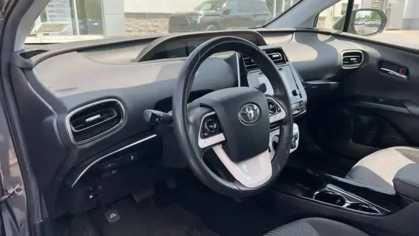 2017 Toyota Prius Prime - Images - 10