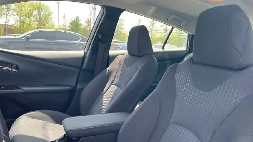 2017 Toyota Prius Prime - Images - 11