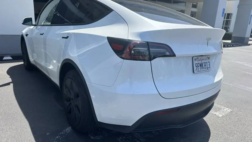 2024 Tesla Model Y 7SAYGDED2RF204110