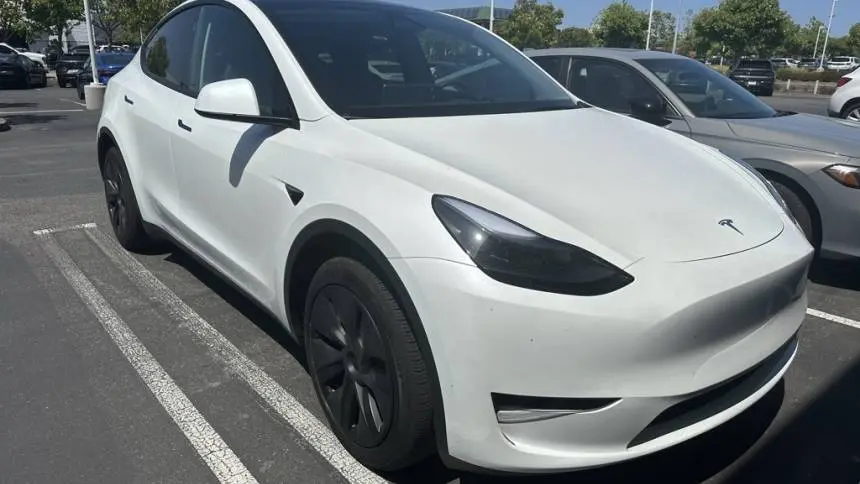 2024 Tesla Model Y 7SAYGDED2RF204110