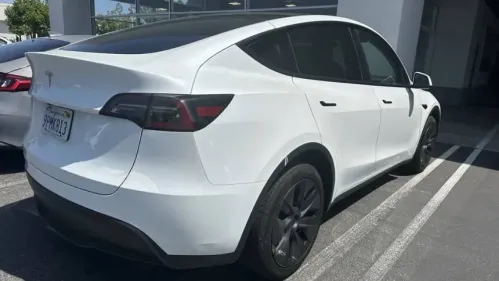 2024 Tesla Model Y 7SAYGDED2RF204110