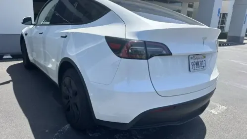 2024 Tesla Model Y 7SAYGDED2RF204110