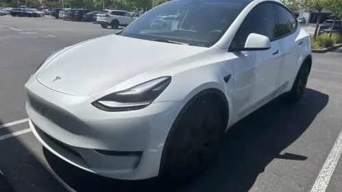 2024 Tesla Model Y 7SAYGDED2RF204110