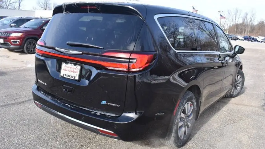 2025 Chrysler Pacifica 2C4RC1S75SR550110