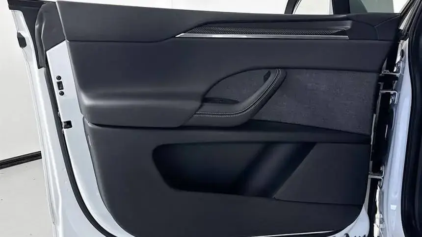 2022 Tesla Model X - Images - 23