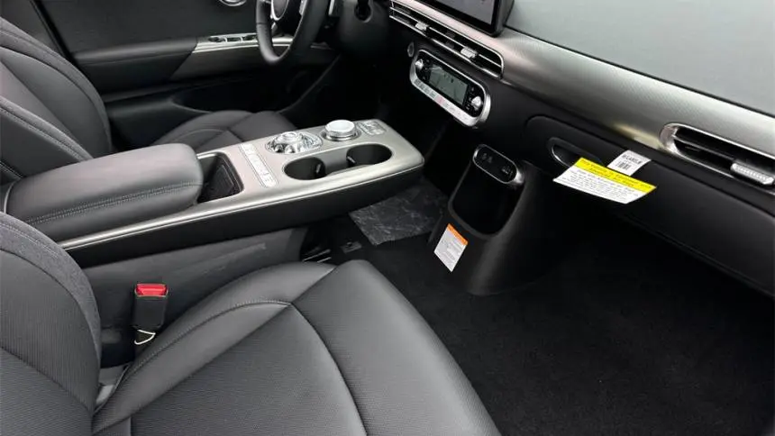 2025 Genesis GV60 KMUKB4SAXSU028235