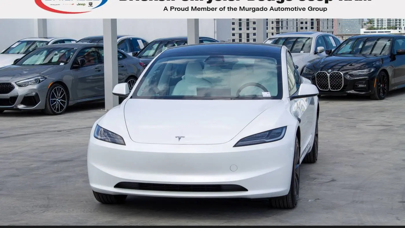 2025 Tesla Model 3 5YJ3E1EA5SF908003