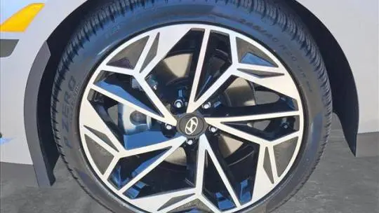 2025 Hyundai IONIQ 6 KMHM34AA8SA083385
