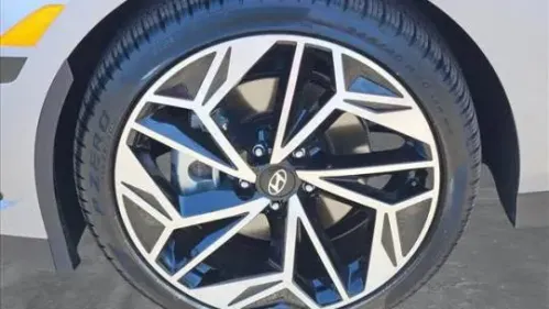 2025 Hyundai IONIQ 6 KMHM34AA8SA083385