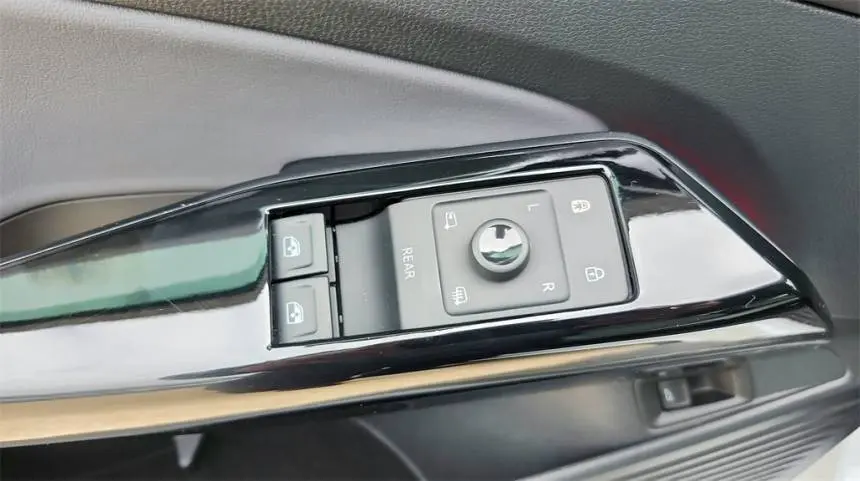 2021 Volkswagen ID.4 WVGKMPE25MP044195