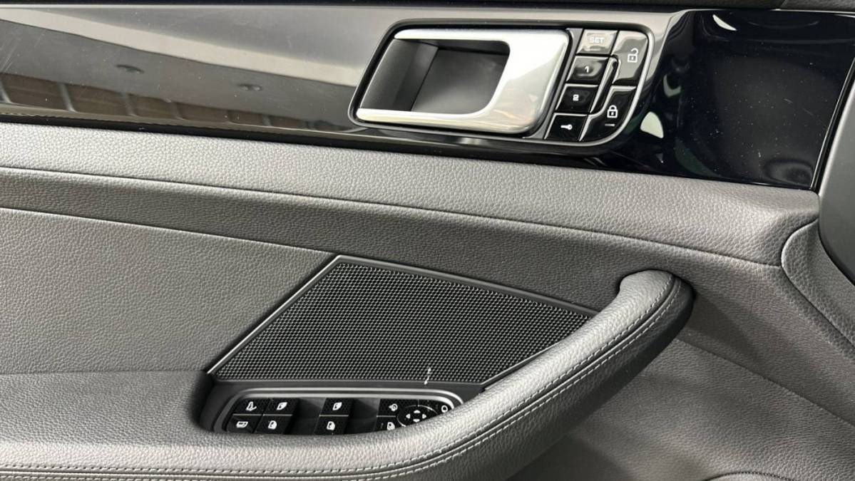 2021 Porsche Panamera - Images - 10