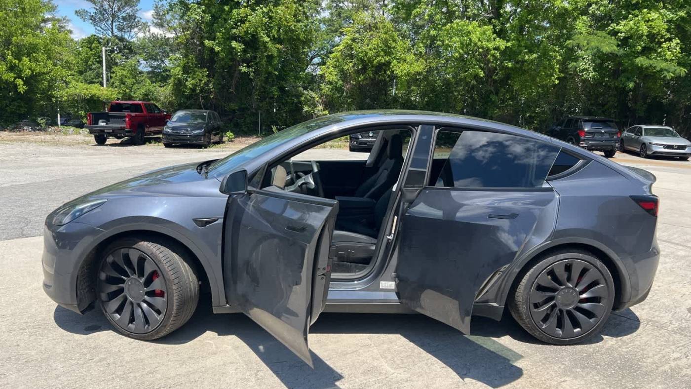 2022 Tesla Model Y 7SAYGDEF0NF462640