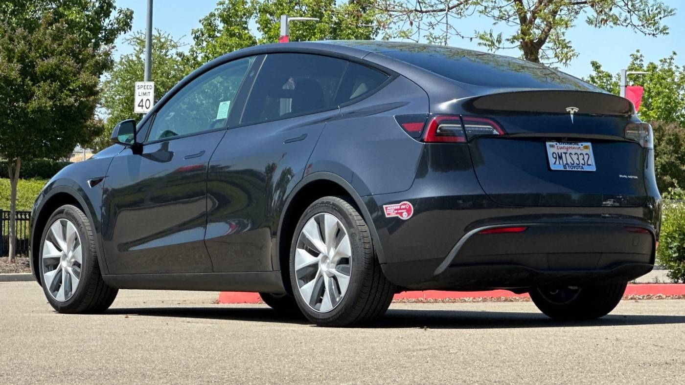 2024 Tesla Model Y 7SAYGDEE7RF061518