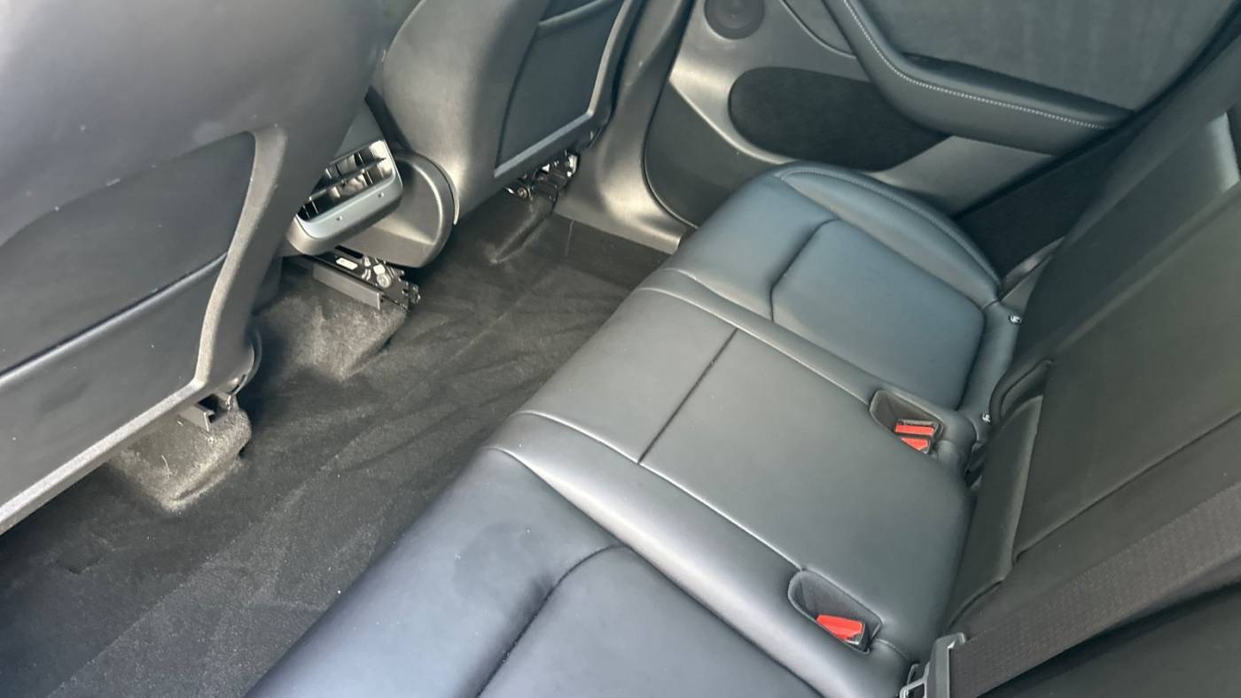 2024 Tesla Model Y 7SAYGDEE7RF061518
