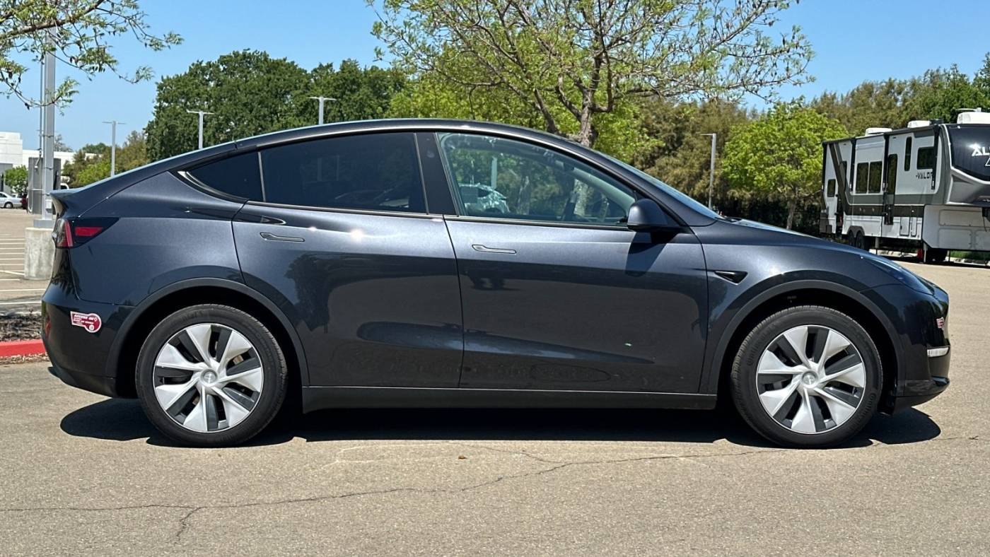 2024 Tesla Model Y 7SAYGDEE7RF061518