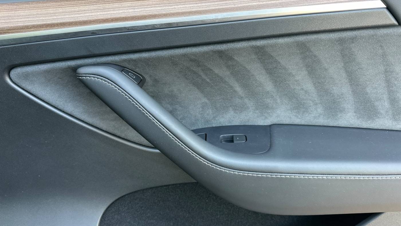 2024 Tesla Model Y 7SAYGDEE7RF061518