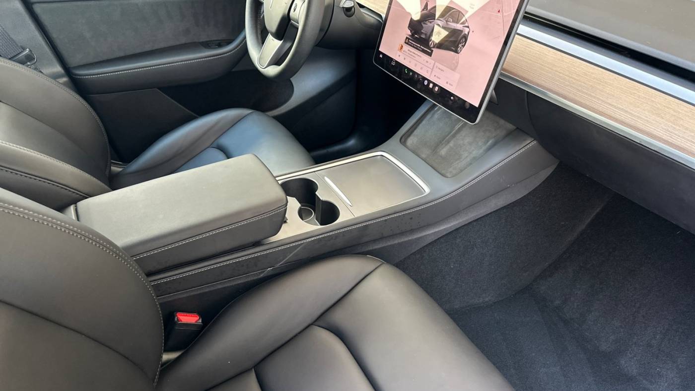 2024 Tesla Model Y 7SAYGDEE7RF061518