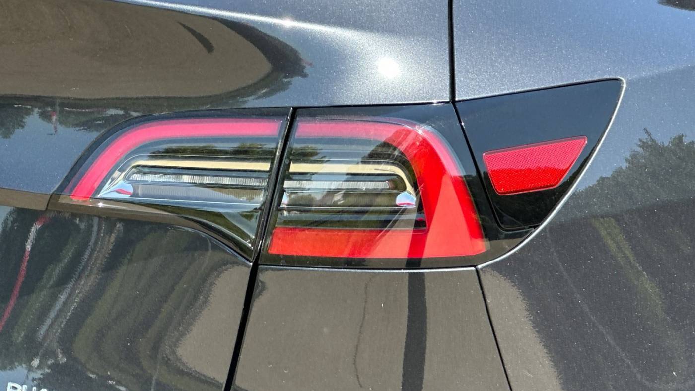 2024 Tesla Model Y 7SAYGDEE7RF061518