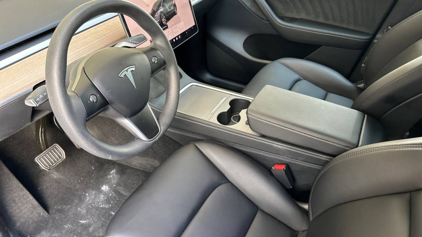 2024 Tesla Model Y 7SAYGDEE7RF061518
