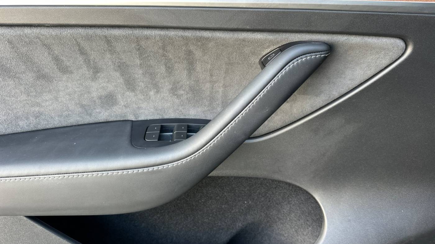 2024 Tesla Model Y 7SAYGDEE7RF061518