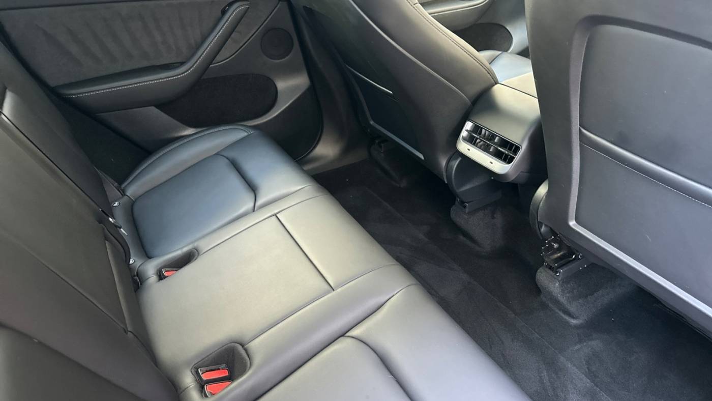 2024 Tesla Model Y 7SAYGDEE7RF061518
