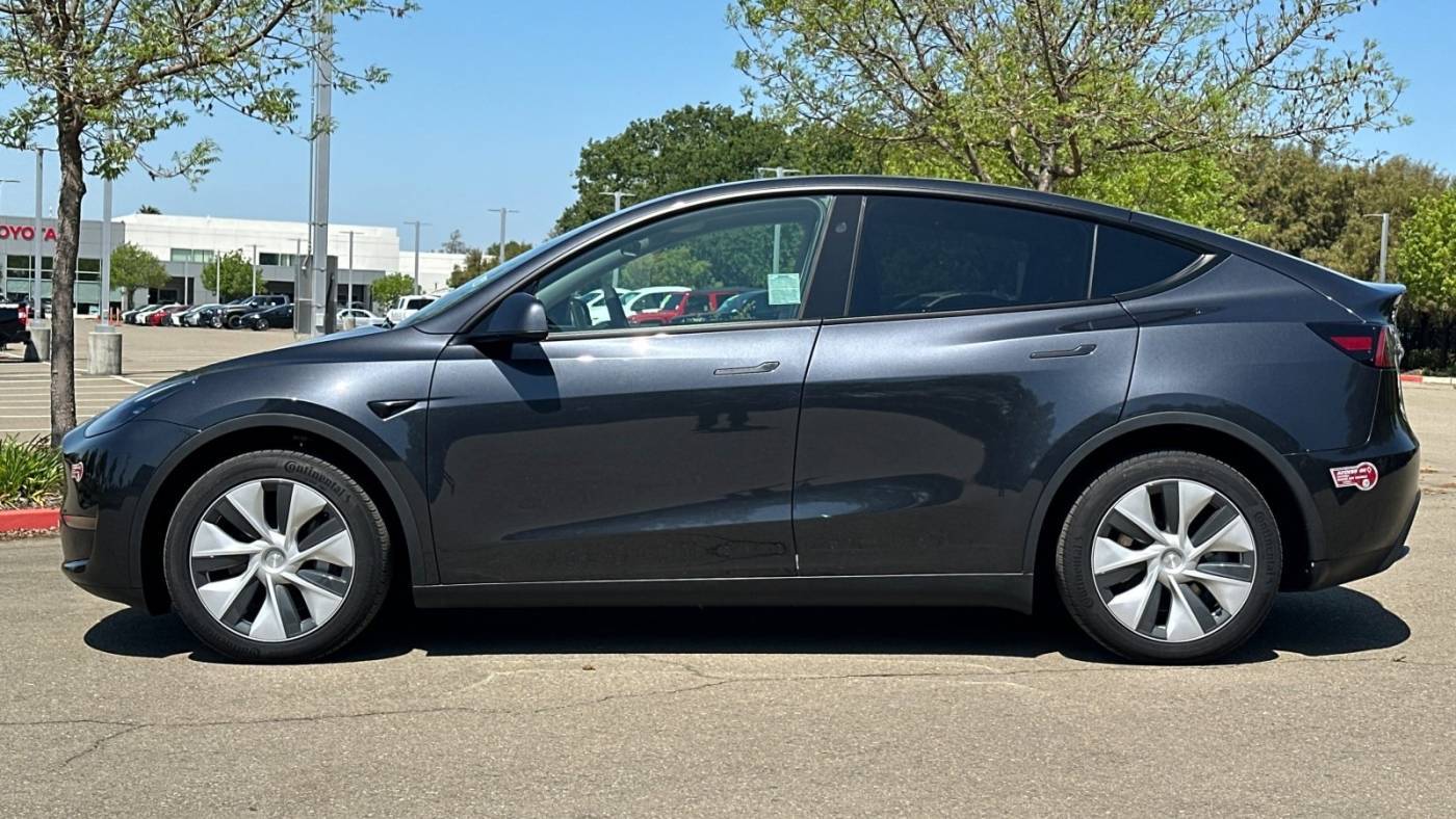 2024 Tesla Model Y 7SAYGDEE7RF061518