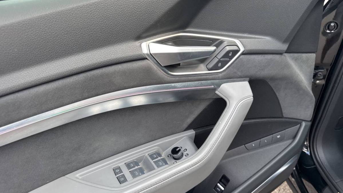 2022 Audi e-tron S - Images - 12
