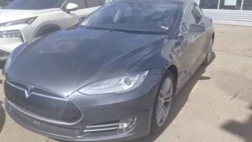 2015 Tesla Model S - Images - 10