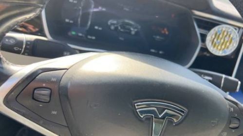 2015 Tesla Model S - Images - 12