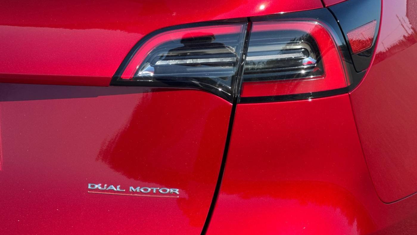2024 Tesla Model Y 7SAYGDEF1RF058932