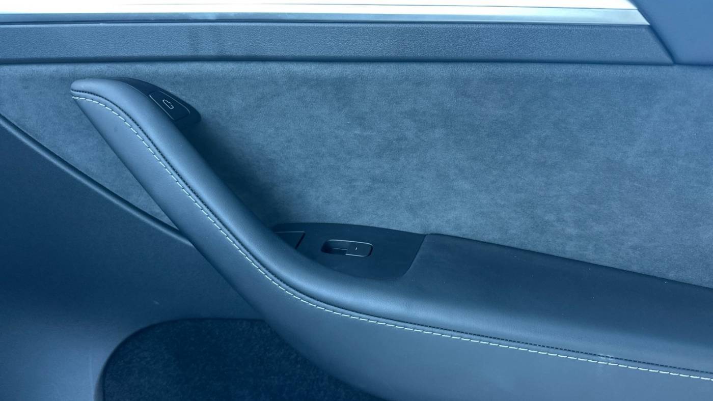 2024 Tesla Model Y 7SAYGDEF1RF058932