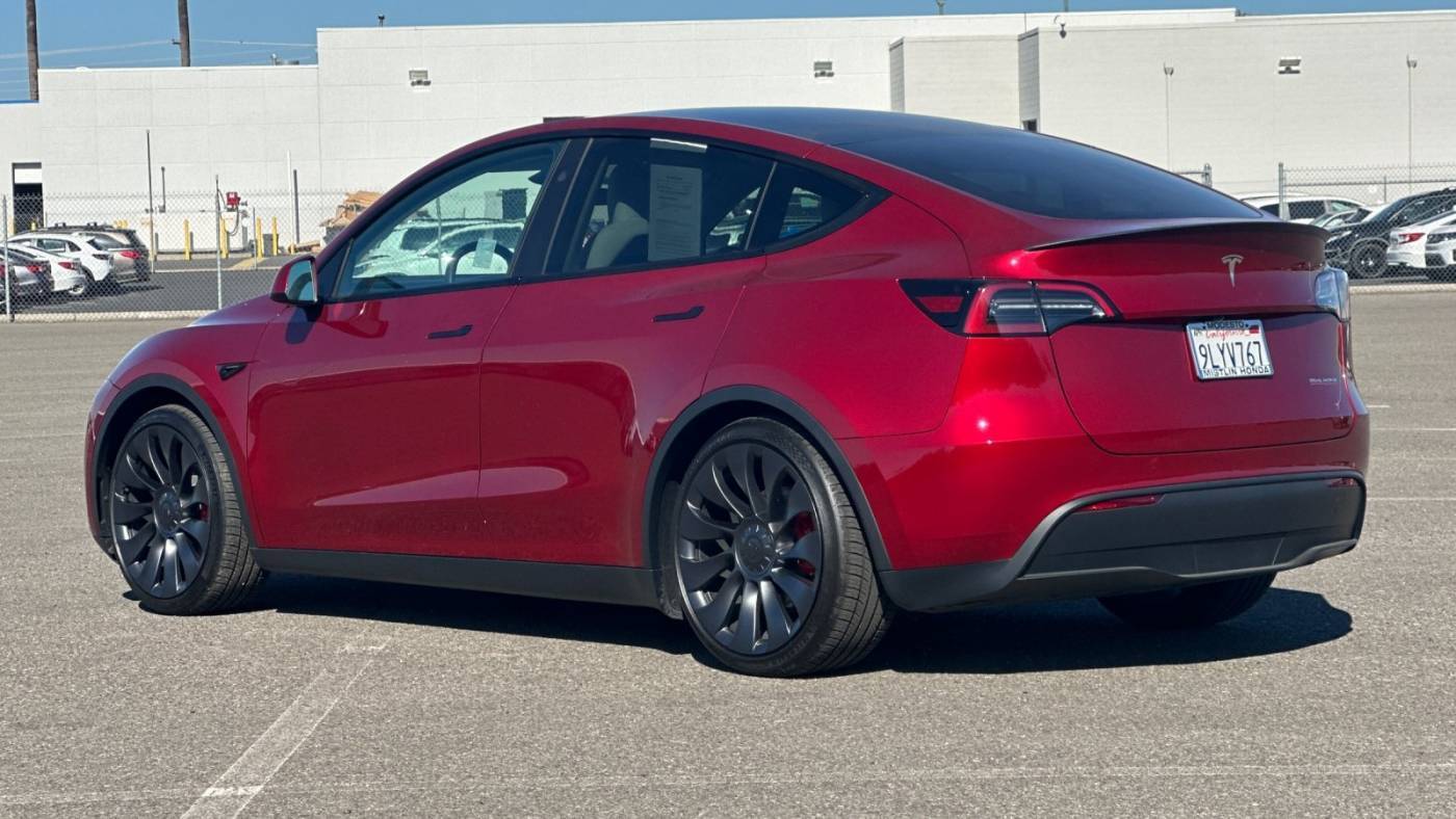2024 Tesla Model Y 7SAYGDEF1RF058932