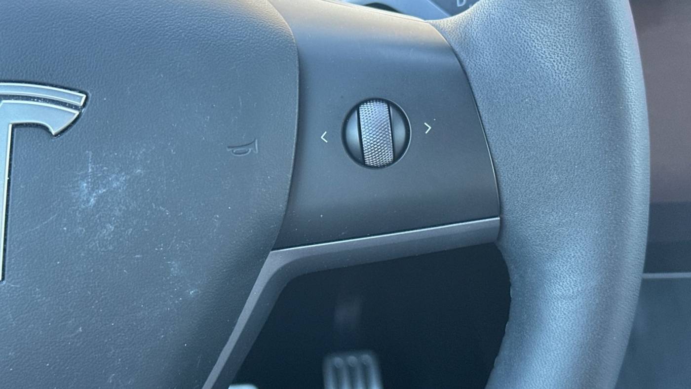 2024 Tesla Model Y 7SAYGDEF1RF058932